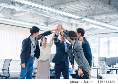 Business people high-fiving in the office 116233489