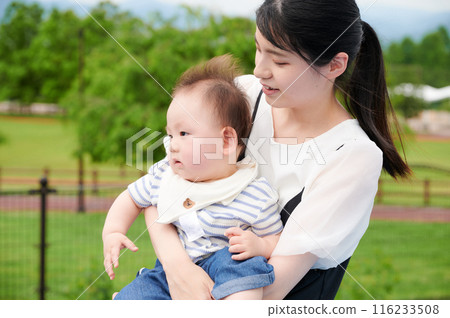 抱著一個嬰兒的母親在公園 116233508