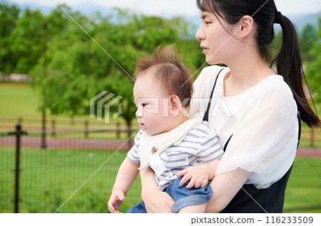 抱著一個嬰兒的母親在公園 抱著一個嬰兒的母親在公園 116233509