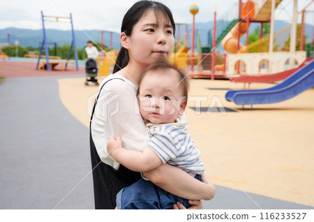 抱著一個嬰兒的母親在公園 抱著一個嬰兒的母親在公園 116233527
