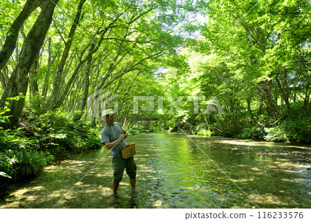享受山溪釣魚的老人 享受山溪釣魚的老人 116233576