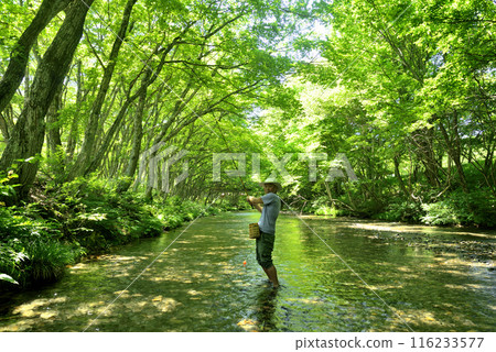 享受山溪釣魚的老人 享受山溪釣魚的老人 116233577