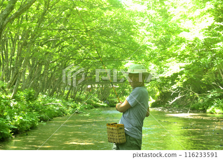 享受山溪釣魚的老人 享受山溪釣魚的老人 116233591