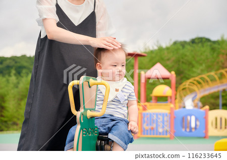 父母和孩子在公園玩耍 父母和孩子在公園玩耍 116233645