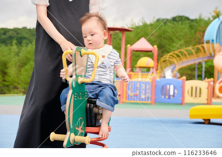 父母和孩子在公園玩耍 父母和孩子在公園玩耍 116233646