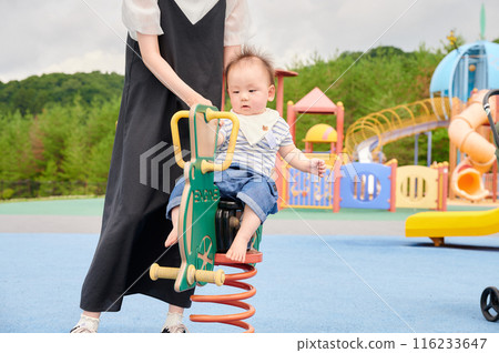 父母和孩子在公園玩耍 父母和孩子在公園玩耍 116233647