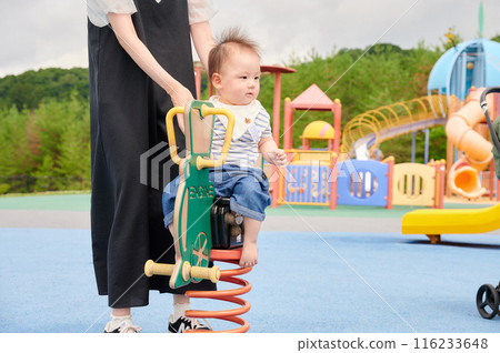 父母和孩子在公園玩耍 父母和孩子在公園玩耍 116233648