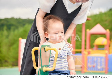 父母和孩子在公園玩耍 父母和孩子在公園玩耍 116233728