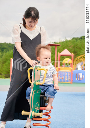父母和孩子在公園玩耍 父母和孩子在公園玩耍 116233734