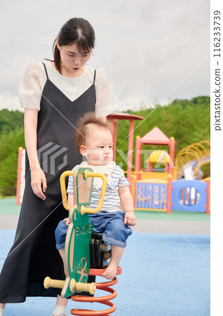 父母和孩子在公園玩耍 116233739