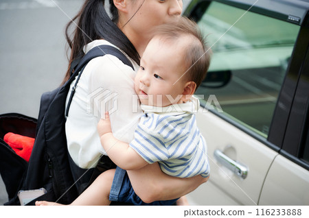 抱著一個嬰兒的母親在公園 抱著一個嬰兒的母親在公園 116233888