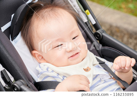 10 個月大的男嬰在嬰兒車中的托兒服務 116233895