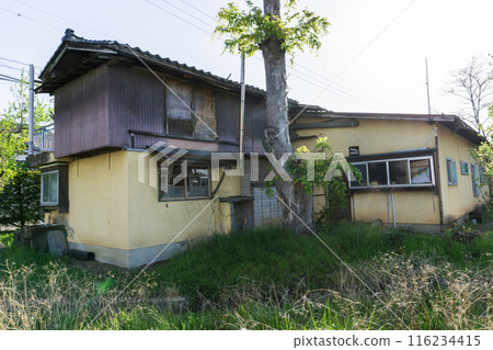 old dilapidated second-hand house 116234415