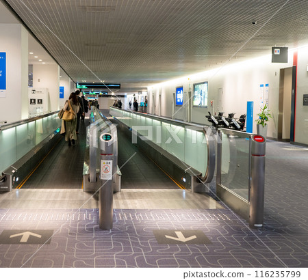 Haneda Airport Terminal 1: Scenery inside the departure gate Haneda Airport Terminal 1: Scenery inside the departure gate 116235799