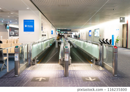 Haneda Airport Terminal 1: Scenery inside the departure gate Haneda Airport Terminal 1: Scenery inside the departure gate 116235800