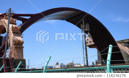 防止漲潮和海嘯災害的拱形舊阿吉川閘門 116236276