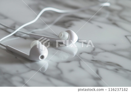 放置在大理石上的白色耳機 放置在大理石上的白色耳機 116237182