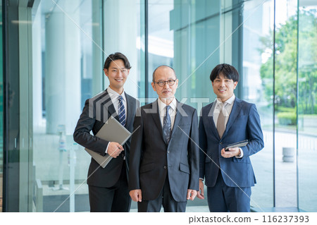 CEO and male businessman 116237393