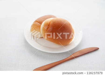 卷麵包黃油卷桌 116237879