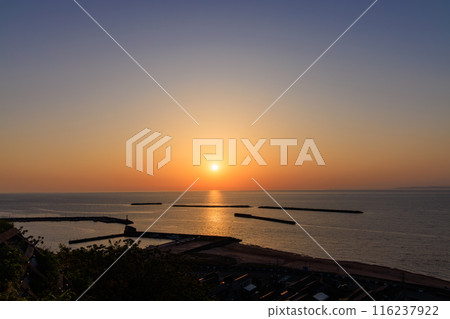 新潟海上的春天日落和天空中藍色和橙色的美麗漸變 116237922