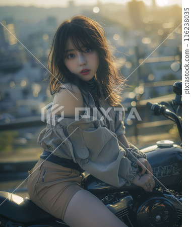 日本年輕女性穿著時尚都市時尚騎摩托車的戶外肖像 116238035