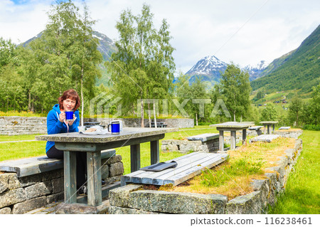Traveler woman have lunch on nature in norwegian mountains 116238461
