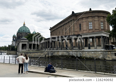施普雷河上的博物館島和柏林大教堂，柏林的旅遊景點（從後面看到路人） 116240692