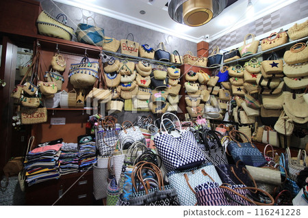 Don't miss it! Sightseeing spots in Ho Chi Minh City, Vietnam: Vietnamese cuisine, pink churches, bizarre heritage sites, night views 116241228