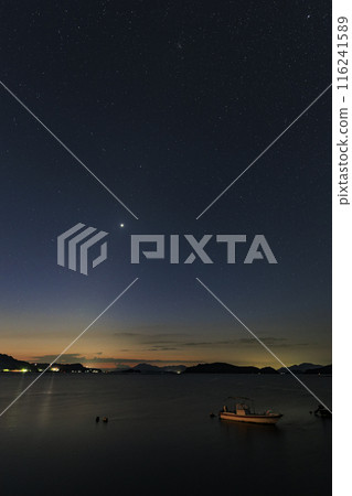 瀨戶內的秋季星空:金星在漁港上空的黎明天空升起 瀨戶內的秋季星空:金星在漁港上空的黎明天空升起 116241589