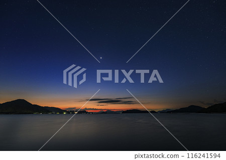 Autumn starry sky in Setouchi: Venus and the zodiacal light rising in the dawn sky over a fishing port 116241594