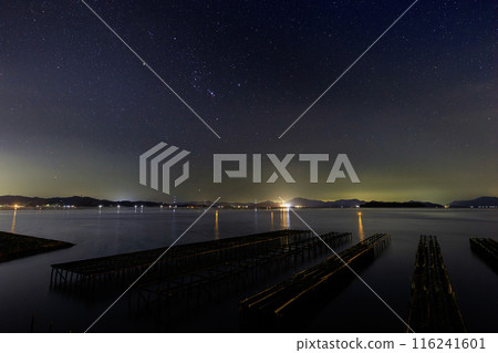 瀨戶內的秋季星空:獵戶座在瀨戶內上空升起,排列著牡蠣架 瀨戶內的秋季星空:獵戶座在瀨戶內上空升起,排列著牡蠣架 116241601