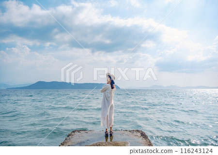 享受大海的年輕女子 享受大海的年輕女子 116243124