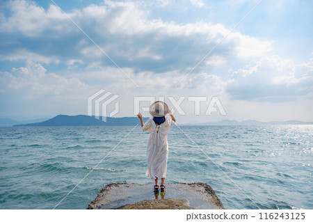 享受大海的年輕女子 享受大海的年輕女子 116243125
