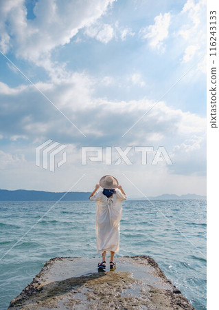 Young woman enjoying the sea 116243133