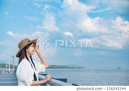Young woman enjoying the sea 116243144