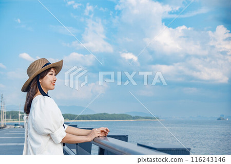 享受大海的年輕女子 享受大海的年輕女子 116243146