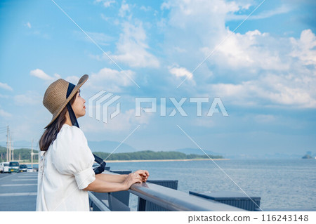 享受大海的年輕女子 享受大海的年輕女子 116243148