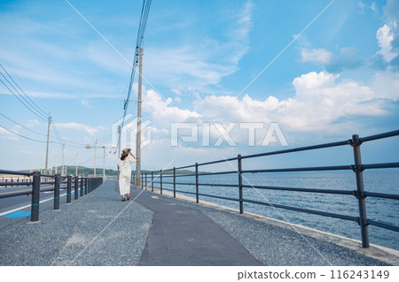 享受大海的年輕女子 116243149