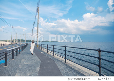 享受大海的年輕女子 116243152