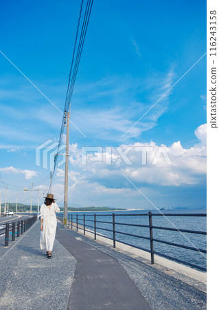 Young woman enjoying the sea 116243158