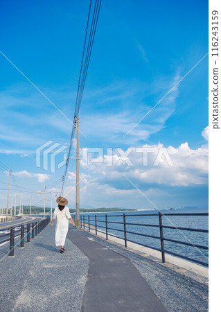 享受大海的年輕女子 116243159