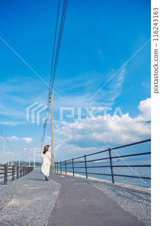 Young woman enjoying the sea 116243163