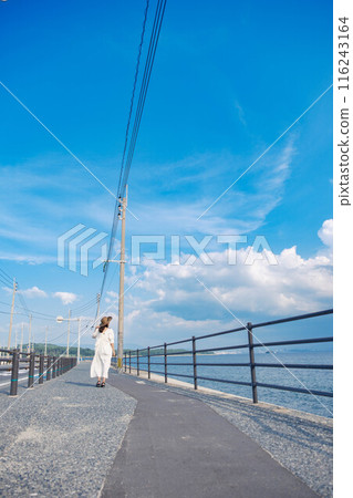 享受大海的年輕女子 享受大海的年輕女子 116243164
