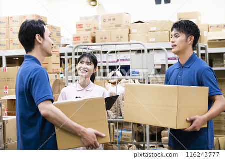 在倉庫工作的男性和女性員工 116243777
