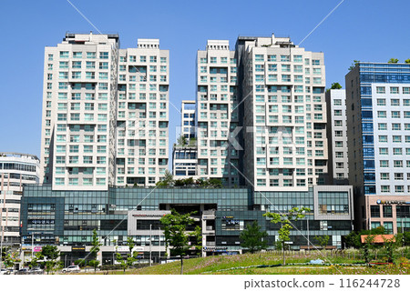Commercial building with officetel [Korea] 116244728