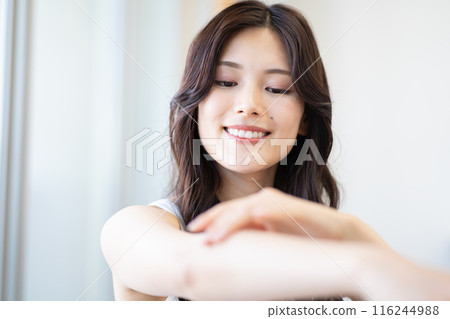 黑長髮的年輕女子(美容形象、皮膚護理、白色無袖、靠窗、自然光) 黑長髮的年輕女子(美容形象、皮膚護理、白色無袖、靠窗、自然光) 116244988