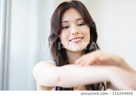 黑長髮的年輕女子（美容形象、皮膚護理、白色無袖、靠窗、自然光） 116244989