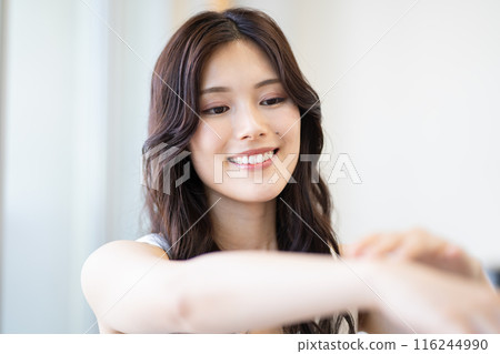 黑長髮的年輕女子（美容形象、皮膚護理、白色無袖、靠窗、自然光） 116244990