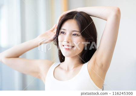 黑長髮的年輕女子(美女形象,白色無袖,靠窗,自然光) 黑長髮的年輕女子(美女形象,白色無袖,靠窗,自然光) 116245300