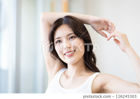 黑長髮的年輕女子（美女形象，白色無袖，靠窗，自然光） 116245303